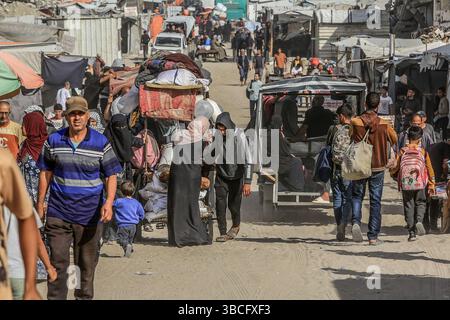 Khan Younis, Palestinian Territories. 20th May, 2025. Displaced Palestinians leave eastern Khan Yunis in the southern Gaza Strip, heading to Al-Mawasi area, after the Israeli army ordered people to immediately evacuate certain parts of the city ahead of 'unprecedented attack'. Credit: Abed Rahim Khatib/dpa/Alamy Live News Stock Photo