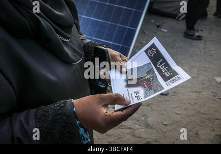 Khan Younis, Palestinian Territories. 20th May, 2025. Displaced Palestinians in eastern Khan Yunis in the southern Gaza Strip, read a leaflet dropped by Israeli army ordering them to immediately evacuate certain parts of the city ahead of 'unprecedented attack'. Credit: Abed Rahim Khatib/dpa/Alamy Live News Stock Photo