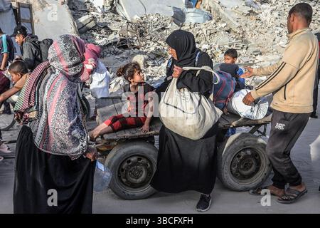 Khan Younis, Palestinian Territories. 20th May, 2025. Displaced Palestinians leave eastern Khan Yunis in the southern Gaza Strip, heading to Al-Mawasi area, after the Israeli army ordered people to immediately evacuate certain parts of the city ahead of 'unprecedented attack'. Credit: Abed Rahim Khatib/dpa/Alamy Live News Stock Photo