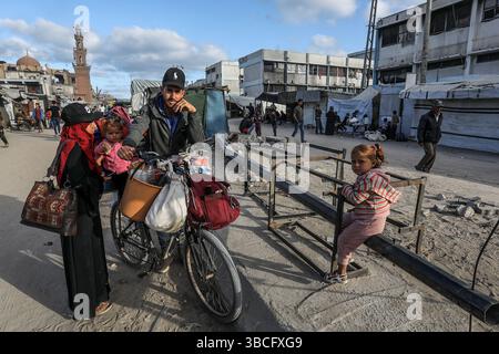 Khan Younis, Palestinian Territories. 20th May, 2025. Displaced Palestinians leave eastern Khan Yunis in the southern Gaza Strip, heading to Al-Mawasi area, after the Israeli army ordered people to immediately evacuate certain parts of the city ahead of 'unprecedented attack'. Credit: Abed Rahim Khatib/dpa/Alamy Live News Stock Photo