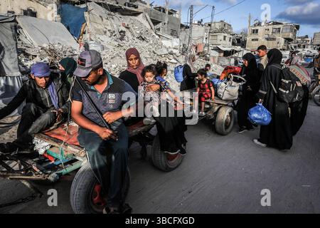 Khan Younis, Palestinian Territories. 20th May, 2025. Displaced Palestinians leave eastern Khan Yunis in the southern Gaza Strip to head to Al-Mawasi area, after the Israeli army ordered people to immediately evacuate certain parts of the city ahead of 'unprecedented attack'. Credit: Abed Rahim Khatib/dpa/Alamy Live News Stock Photo