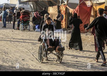 Khan Younis, Palestinian Territories. 20th May, 2025. Displaced Palestinians leave eastern Khan Yunis in the southern Gaza Strip, heading to Al-Mawasi area, after the Israeli army ordered people to immediately evacuate certain parts of the city ahead of 'unprecedented attack'. Credit: Abed Rahim Khatib/dpa/Alamy Live News Stock Photo