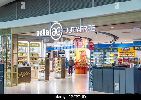 Duty free shop at airport hi-res stock photography and images