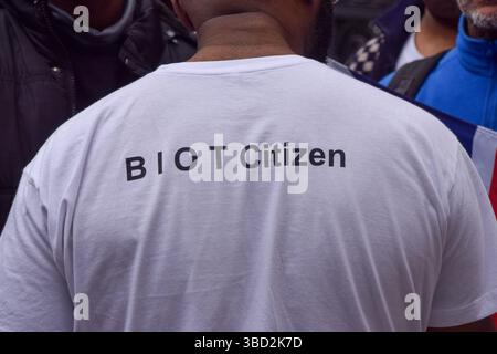 London, England, UK. 22nd May, 2025. A protester wears a t-shirt emblazoned with 'BIOT Citizen' (British Indian Ocean Territory) as members of the Chagossian community gather outside the Royal Courts of Justice during the legal action against the UK handover of the Chagos Islands to Mauritius. The court has ruled that the deal can go ahead following an early-morning injunction after legal action by Bernadette Dugasse and Bertrice Pompe. (Credit Image: © Vuk Valcic/ZUMA Press Wire) EDITORIAL USAGE ONLY! Not for Commercial USAGE! Stock Photo