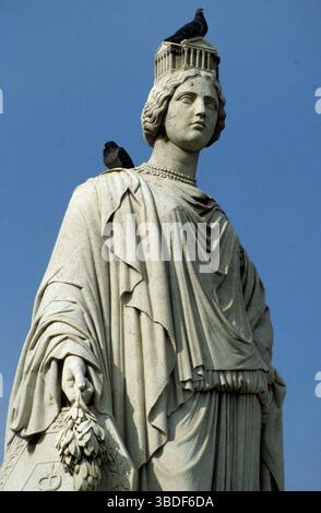 Pigeons on statue, Place de la Liberation, Nimes, Provence, Southern France, Pigeons on statue, Southern France, monument, memorial Stock Photo