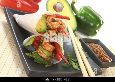 Asian wrap with king prawns, avocado, peppers and rocket Stock Photo