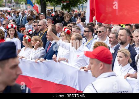 Warsaw, Poland. 25th May, 2025. Mayor of Warsaw and the Civic Coalition (KO) presidential candidate, Rafal Trzaskowski, his wife Malgorzata and Poland's Prime Minister, Donald Tusk and Tomasz Siemoniak walk with thousands of supporters during the Great Patriotic March a week before the second round of the presidential elections. Credit: SOPA Images Limited/Alamy Live News Stock Photo