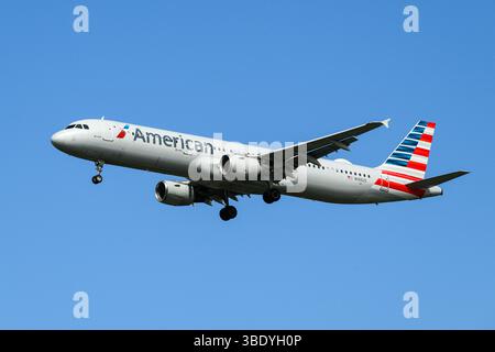 SeaTac, WA, USA - May 18, 2025; American Airlines Airbus A321-200 passenger jet landing registration N165US Stock Photo