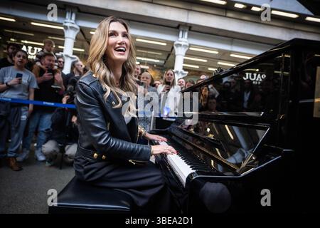 Delta Goodrem Surprises Commuters With A Piano Performance At St Delta Goodrem Surprises Commuters With A Piano Performance At St