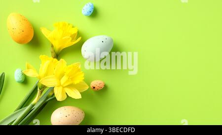 Happy Easter banner with colorful Easter eggs and daffodil flowers Stock Photo