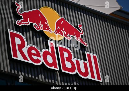 Red bull logo hi-res stock photography and images - Alamy
