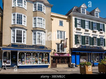 Exterior of Blackwell's bookshop and White Horse pub, Broad Street, Oxford, England, UK Stock Photo