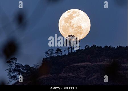 Moonrise at El Tepozteco Mountains. Amatlán, Morelos, Mexico Stock Photo