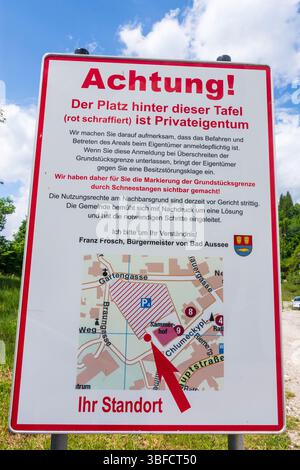 Bad Aussee: Schild Warnung vor Besitzstörung wegen Parken auf Privatgrund (Sign warning of trespassing due to parking on private property) in Ausseerl Stock Photo