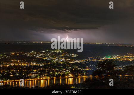 Gewitter über dem Rheinland 01.06.2025 Blick vom Petersberg im Siebengebirge in Königswinter bei Bonn am Rhein auf die vorbeiziehende Gewitterfront in der Nacht. Die Blitze schlagen im Kreis Düren ein und ziehen weiter Richtung Köln. Königswinter Petersberg Nordrhein-Westfalen Deutschland *** Thunderstorm over the Rhineland 01 06 2025 View from Petersberg in the Siebengebirge in Königswinter near Bonn on the Rhine to the passing thunderstorm front at night The lightning strikes in the district of Düren and continues towards Cologne Königswinter Petersberg North Rhine-Westphalia Germany Copyrig Stock Photo