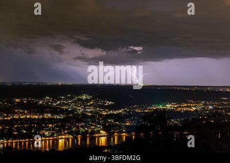Gewitter über dem Rheinland 01.06.2025 Blick vom Petersberg im Siebengebirge in Königswinter bei Bonn am Rhein auf die vorbeiziehende Gewitterfront in der Nacht. Die Blitze schlagen im Kreis Düren ein und ziehen weiter Richtung Köln. Königswinter Petersberg Nordrhein-Westfalen Deutschland *** Thunderstorm over the Rhineland 01 06 2025 View from Petersberg in the Siebengebirge in Königswinter near Bonn on the Rhine to the passing thunderstorm front at night The lightning strikes in the district of Düren and continues towards Cologne Königswinter Petersberg North Rhine-Westphalia Germany Copyrig Stock Photo