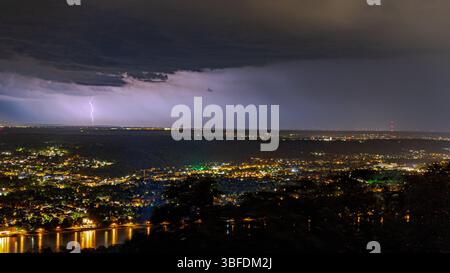 Gewitter über dem Rheinland 01.06.2025 Blick vom Petersberg im Siebengebirge in Königswinter bei Bonn am Rhein auf die vorbeiziehende Gewitterfront in der Nacht. Die Blitze schlagen im Kreis Düren ein und ziehen weiter Richtung Köln. Königswinter Petersberg Nordrhein-Westfalen Deutschland *** Thunderstorm over the Rhineland 01 06 2025 View from Petersberg in the Siebengebirge in Königswinter near Bonn on the Rhine to the passing thunderstorm front at night The lightning strikes in the district of Düren and continues towards Cologne Königswinter Petersberg North Rhine-Westphalia Germany Copyrig Stock Photo