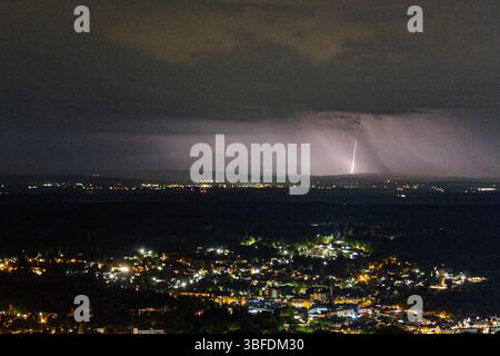 Gewitter über dem Rheinland 01.06.2025 Vom Petersberg im Siebengebirge in Königswinter bei Bonn bietet sich in der Nacht ein weiter Blick auf eine vorbeiziehende Gewitterfront über dem Rhein. Blitze erhellen den Himmel, während das Unwetter im Kreis Düren einschlägt und weiter in Richtung Köln zieht. Königswinter Petersberg Nordrhein-Westfalen Deutschland *** Thunderstorm over the Rhineland 01 06 2025 From the Petersberg in the Siebengebirge in Königswinter near Bonn, there is a wide view of a passing thunderstorm front over the Rhine during the night Lightning lights up the sky as the storm s Stock Photo