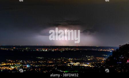 Gewitter über dem Rheinland 01.06.2025 Blick vom Petersberg im Siebengebirge in Königswinter bei Bonn am Rhein auf die vorbeiziehende Gewitterfront in der Nacht. Die Blitze schlagen im Kreis Düren ein und ziehen weiter Richtung Köln. Königswinter Petersberg Nordrhein-Westfalen Deutschland *** Thunderstorm over the Rhineland 01 06 2025 View from Petersberg in the Siebengebirge in Königswinter near Bonn on the Rhine to the passing thunderstorm front at night The lightning strikes in the district of Düren and continues towards Cologne Königswinter Petersberg North Rhine-Westphalia Germany Copyrig Stock Photo