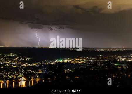 Gewitter über dem Rheinland 01.06.2025 Blick vom Petersberg im Siebengebirge in Königswinter bei Bonn am Rhein auf die vorbeiziehende Gewitterfront in der Nacht. Die Blitze schlagen im Kreis Düren ein und ziehen weiter Richtung Köln. Königswinter Petersberg Nordrhein-Westfalen Deutschland *** Thunderstorm over the Rhineland 01 06 2025 View from Petersberg in the Siebengebirge in Königswinter near Bonn on the Rhine to the passing thunderstorm front at night The lightning strikes in the district of Düren and continues towards Cologne Königswinter Petersberg North Rhine-Westphalia Germany Copyrig Stock Photo