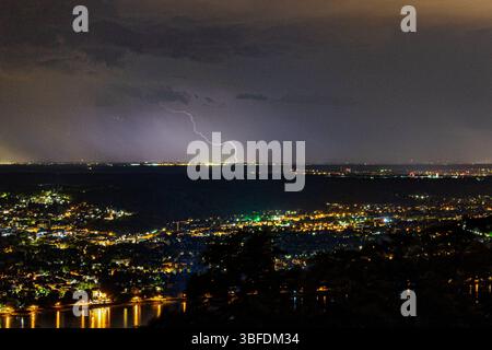 Gewitter über dem Rheinland 01.06.2025 Blick vom Petersberg im Siebengebirge in Königswinter bei Bonn am Rhein auf die vorbeiziehende Gewitterfront in der Nacht. Die Blitze schlagen im Kreis Düren ein und ziehen weiter Richtung Köln. Königswinter Petersberg Nordrhein-Westfalen Deutschland *** Thunderstorm over the Rhineland 01 06 2025 View from Petersberg in the Siebengebirge in Königswinter near Bonn on the Rhine to the passing thunderstorm front at night The lightning strikes in the district of Düren and continues towards Cologne Königswinter Petersberg North Rhine-Westphalia Germany Copyrig Stock Photo