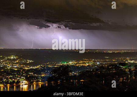 Gewitter über dem Rheinland 01.06.2025 Blick vom Petersberg im Siebengebirge in Königswinter bei Bonn am Rhein auf die vorbeiziehende Gewitterfront in der Nacht. Die Blitze schlagen im Kreis Düren ein und ziehen weiter Richtung Köln. Königswinter Petersberg Nordrhein-Westfalen Deutschland *** Thunderstorm over the Rhineland 01 06 2025 View from Petersberg in the Siebengebirge in Königswinter near Bonn on the Rhine to the passing thunderstorm front at night The lightning strikes in the district of Düren and continues towards Cologne Königswinter Petersberg North Rhine-Westphalia Germany Copyrig Stock Photo