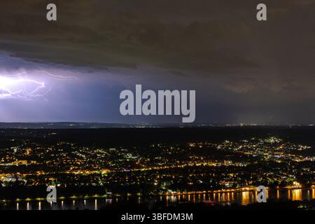 Gewitter über dem Rheinland 01.06.2025 Blick vom Petersberg im Siebengebirge in Königswinter bei Bonn am Rhein auf die vorbeiziehende Gewitterfront in der Nacht. Die Blitze schlagen im Kreis Düren ein und ziehen weiter Richtung Köln. Königswinter Petersberg Nordrhein-Westfalen Deutschland *** Thunderstorm over the Rhineland 01 06 2025 View from Petersberg in the Siebengebirge in Königswinter near Bonn on the Rhine to the passing thunderstorm front at night The lightning strikes in the district of Düren and continues towards Cologne Königswinter Petersberg North Rhine-Westphalia Germany Copyrig Stock Photo