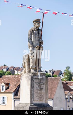 Statue on Yonne river bridge, Aux Flotteurs de Clamecy, log floater, Clamecy, France Stock Photo