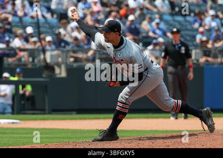 Detroit Tigers' Tommy Kahnle pitches against the Chicago Cubs during