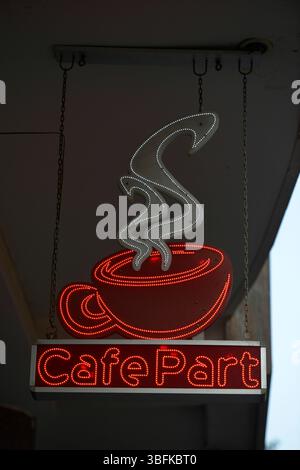 Moyen-Orient, Iran,Ispahan, gros plan sur l'enseigne d'un café / Cafe Part sign in Isfahan,Iran. Stock Photo