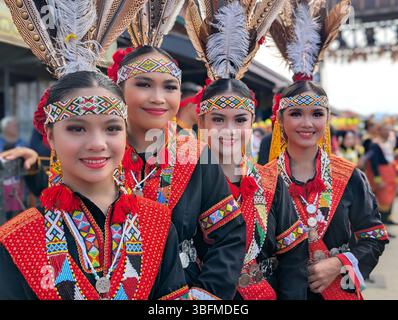 Kota Kinabalu, Sabah, Malaysia - May 30, 2025: Group Portrait of Murut Nabai youngsters Linambungan Linangkit Karing ethnic dress during the Kaamatan Stock Photo