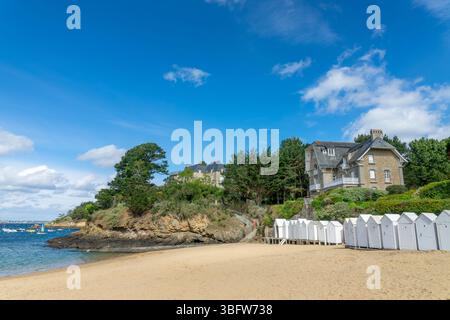 Vintage white beach cabins on Grande Salinette beach in  Saint-Briac-sur-Mer, llle-et-Vilaine, Brittany, France Stock Photo