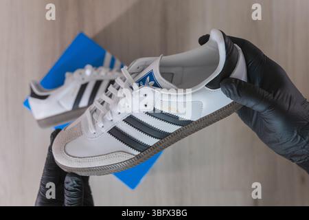 adidas gazelle silver green womens Men's adidas Originals Samba OG Shoes JI3215