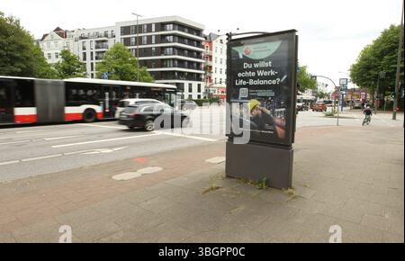 PKW fahren über den Lokstedter Steindamm an einer Werbetafel von Ströer ...