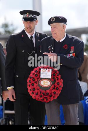 (Right) Royal Navy D-Day veteran Henry Rice during a wreath laying ...