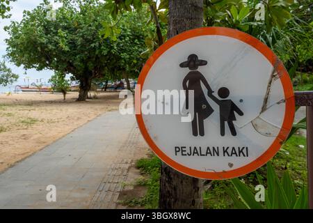 Sign with a woman and child on it and the words pejalan kaki written underneath Stock Photo