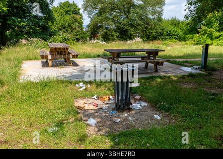 Poissy, France, 06.09.2025. Rubbish left behind next to a picnic table in the forest. Littering in the forest Stock Photo