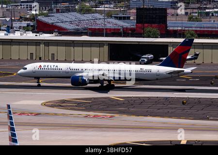 Delta Airlines Boeing 757-200 climbing out from Phoenix Skyharbor