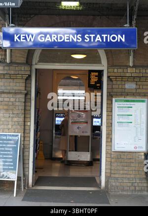 people-waiting-on-the-platform-at-kew-gardens-underground-tube-station