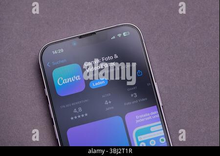 The Canva App With Its Photo And Video Editing Functions Is Presented On The Smartphone Screen. Stock Photo