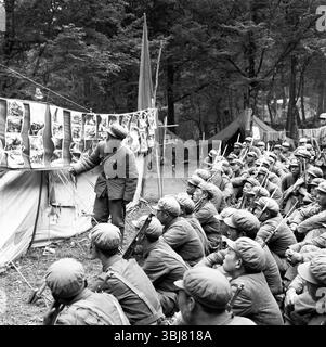 Black and white photo of Chinese soldiers in a trench on the Jehol