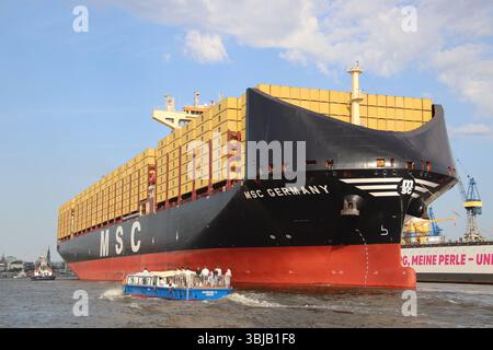 der-containerfrachter-msc-germany-wird-mit-dem-heck-voran-vor-die