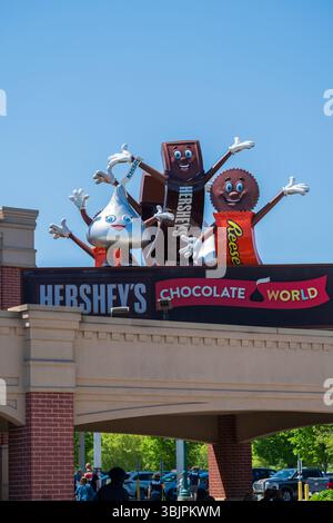 Hershey, PA, USA – May 10, 2025: Hershey’s Candy Characters wave at visitors from the roof at the entrance to Chocolate World. Stock Photo