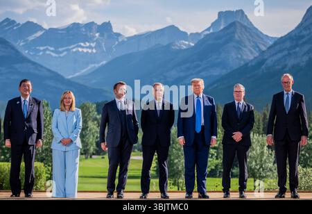 G7 Gipfel der Regierungschefs Kanada Gruppe 16.05.2025, Canada, Alberta, Village Kananaskis,G7 Staatschefs, Gruppenphoto,Donald Trump, Emmanuel Macron, Mark Carney, Friedrich Merz, Keir Starner, Giorgia Meloni, Ursula von der Leyen, Antonio Costa, Shigeru Ishiba Banff Alberta Canada *** G7 Summit of Heads of Government Canada Group 16 05 2025, Canada, Alberta, Village Kananaskis,G7 Heads of State, Group Photo,Donald Trump, Emmanuel Macron, Mark Carney, Friedrich Merz, Keir Starner, Giorgia Meloni, Ursula von der Leyen, Antonio Costa, Shigeru Ishiba Banff Alberta Canada Stock Photo