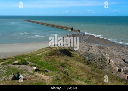 Boulogne-sur-Mer (northern France): the “pointe de la Crèche” headland overlooking the harbor of Boulogne-sur-Mer along the “côte d’Opale” coastal are Stock Photo