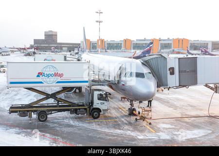 MOSCOW, RUSSIA - DECEMBER 06, 2016 : Airplane parking in SHEREMETYEVO airport December 06.2016 in Moscow Stock Photo