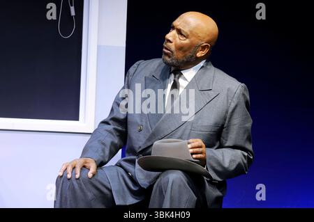 Ron Williams bei der Fotoprobe zum Theaterstück Miss Daisy und ihr Chauffeur in der Komödie Winterhuder Fährhaus. Hamburg, 18.06.2025 *** Ron Williams at the photo rehearsal for the play Miss Daisy and her chauffeur at the Komödie Winterhuder Fährhaus Hamburg, 18 06 2025 Foto:xgbrcix/xFuturexImagex daisy 5605 Stock Photo