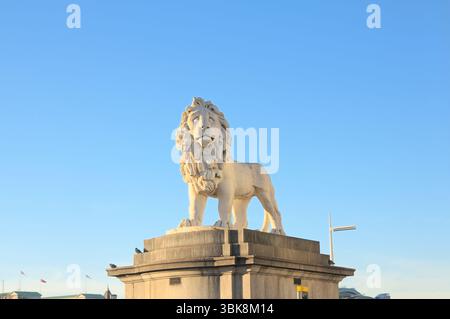 The South Bank Lion, London, England, UK.  Sculpted in 1837 by William Frederick Woodington using Coade stone atop granite plinth. statue, statues Stock Photo