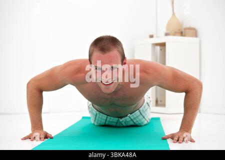 young man doing pushups on a green mat young man doing pushups on a green mat Copyright: xIMAGO/Zoonar.com/Photographer:xBerndxJuergensx 1030901158st Stock Photo