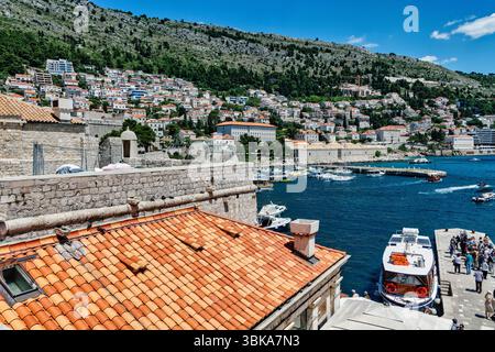 Blick von der Stadtmauer auf den Hafen von Dubrovnik, Kroatien Stock Photo